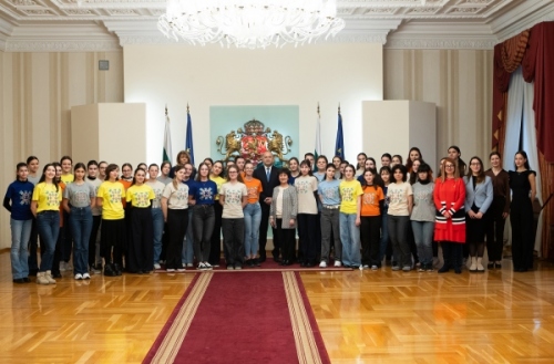 Държавният глава Румен Радев посрещна в президентската институция хористите от Детския хор на БНР